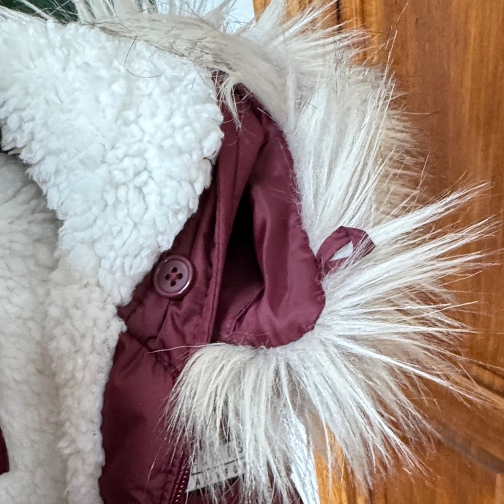 Hollister Maroon Puffer Vest NWT - Picture 5 of 5